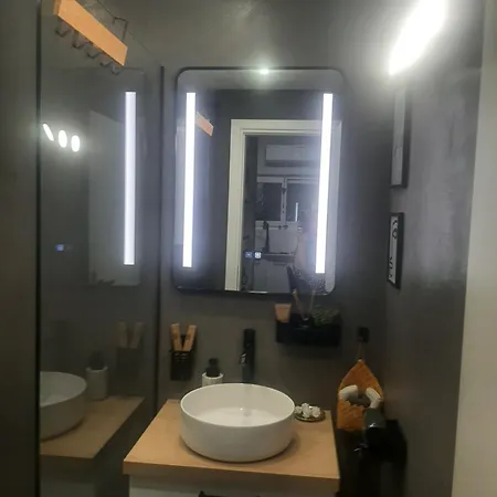 Luxury Apartment Close To Metro-3